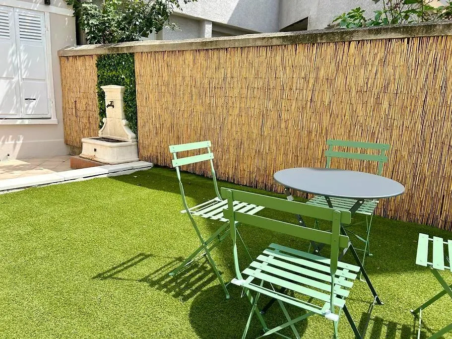 Leo - Cosy Studio Entierement Renove Avec Courette Vichy 0*,