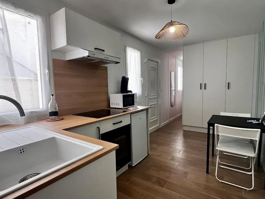 Leo - Cosy Studio Entierement Renove Avec Courette Vichy