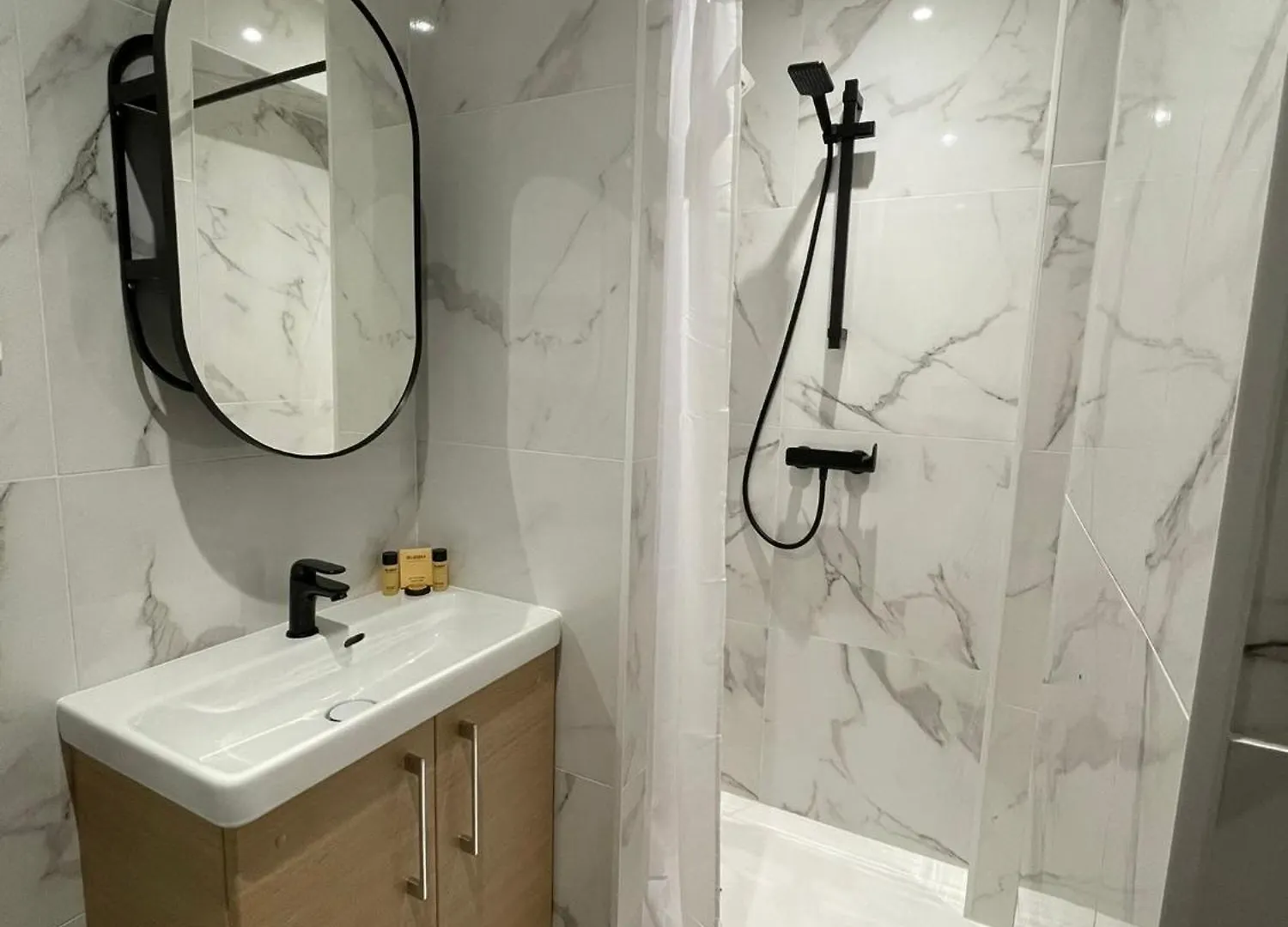 Leo - Cosy Studio Entierement Renove Avec Courette Vichy 0*,