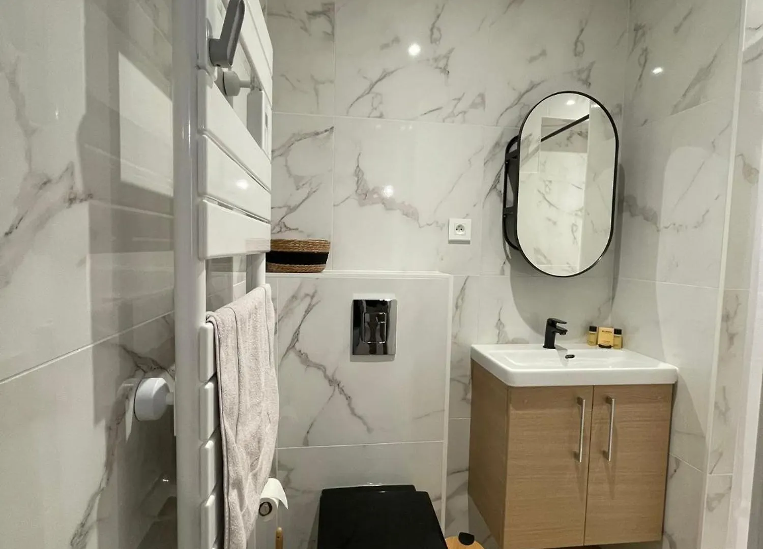 Leo - Cosy Studio Entierement Renove Avec Courette Vichy