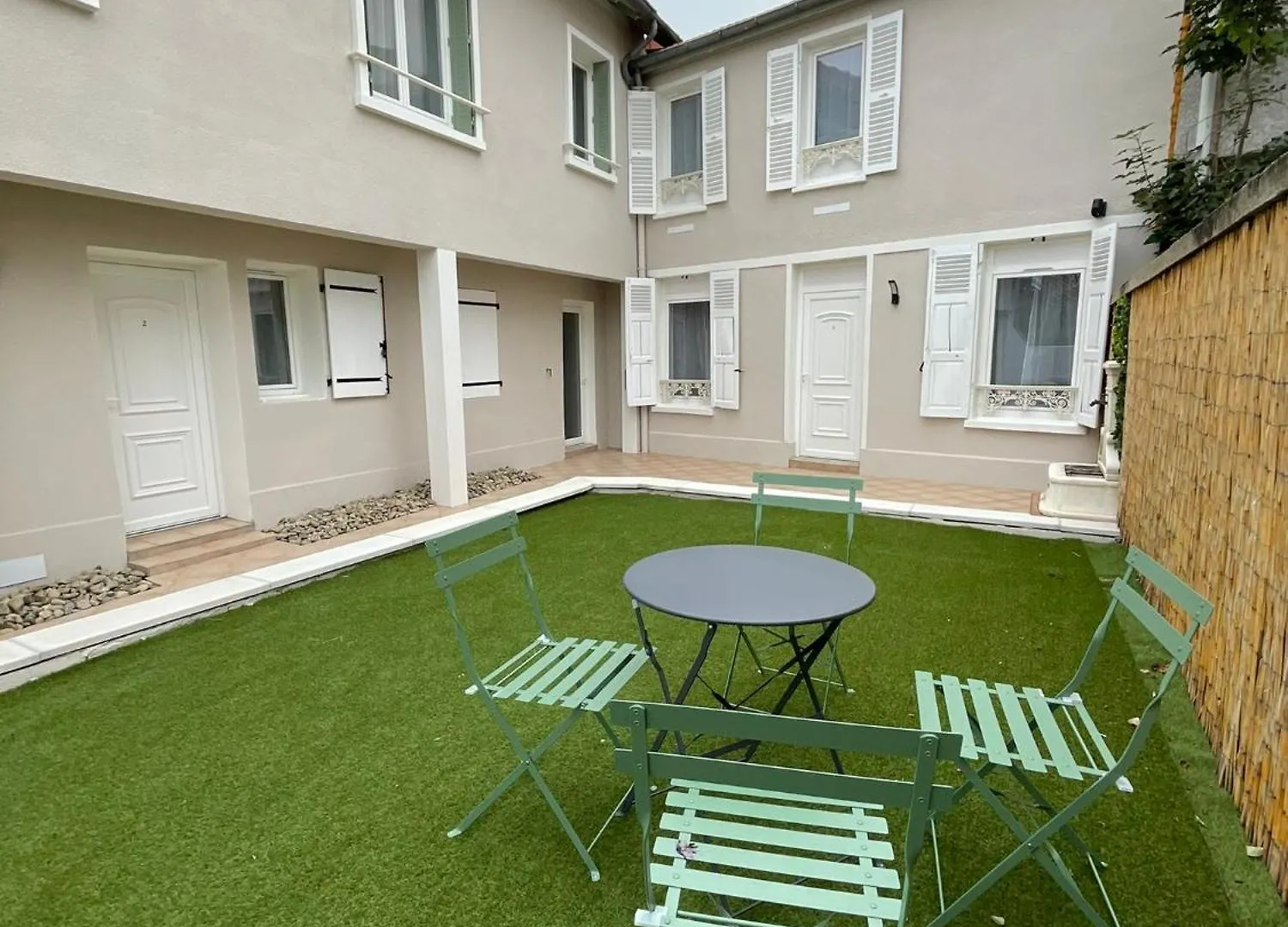 Leo - Cosy Studio Entierement Renove Avec Courette Vichy
